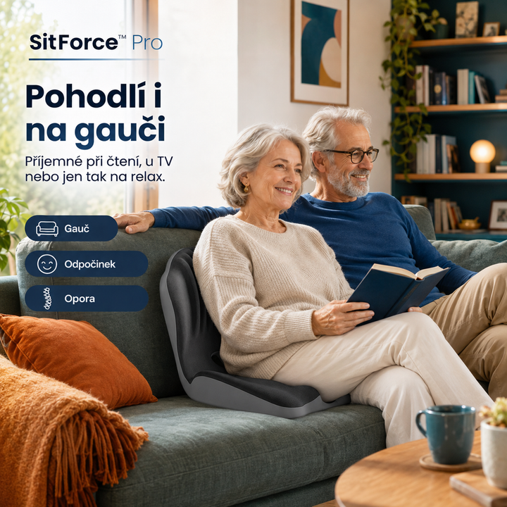 Starší pár sedí na zelené pohovce, žena má za zády tmavý sedák s opěrkou a čte knihu 2