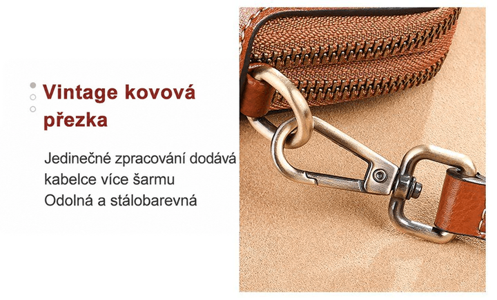 Detail starobronzové karabiny a kroužku pro uchycení popruhu u zipu tašky 15