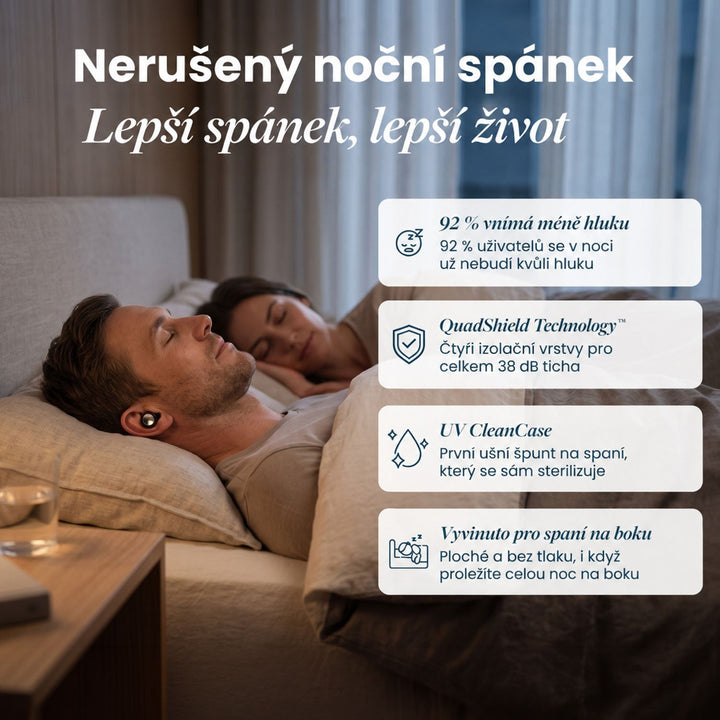 Muž a žena spí v posteli, muž má ve vnějším uchu černý špunt, vedle jsou čtyři výhody v německém textu. 10