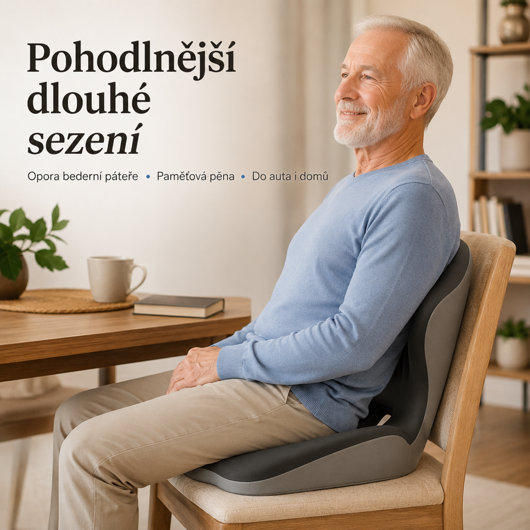 Starší muž v modrém svetru sedí na dřevěné židli s tmavě šedým sedákem s oporou zad 1