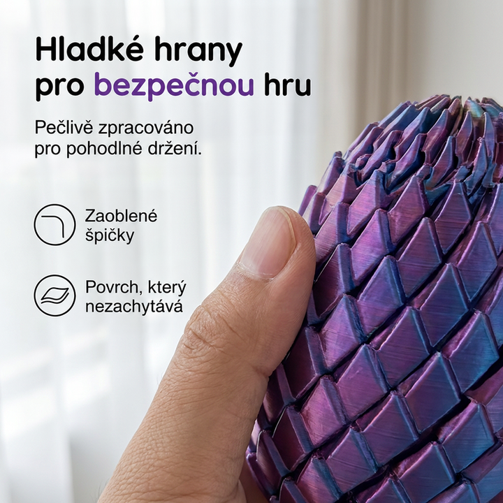 Detail šupinatého povrchu vejce s duhovým fialovomodrým leskem, které drží prsty ruky u okna. 3