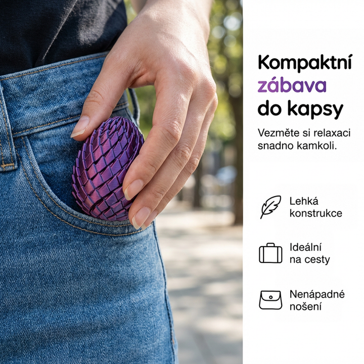 Žena si zasouvá fialové šupinaté vejce do přední kapsy džínů, ukázka kapesní velikosti hračky. 6