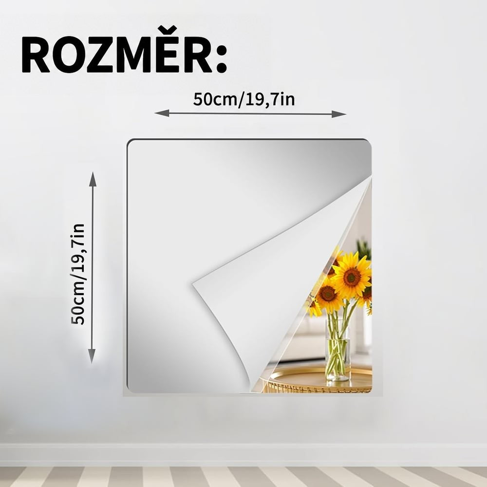 Čtvercová zrcadlová fólie na bílé stěně s odlepeným rohem, v odrazu květiny ve váze, s vyznačenými rozměry. 11