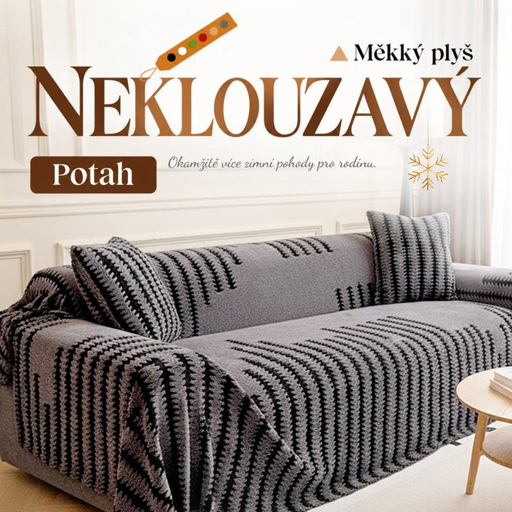 Šedý plyšový potah s černými vzorovanými pruhy přehozený přes pohovku s polštáři v bílém obývacím pokoji 1