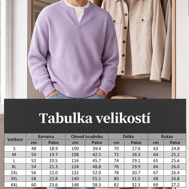 Muž ve fialovém vaflovém svetru před šatníkem, pod ním tabulka velikostí s rozměry ramen, hrudníku, délky a rukávu. 8
