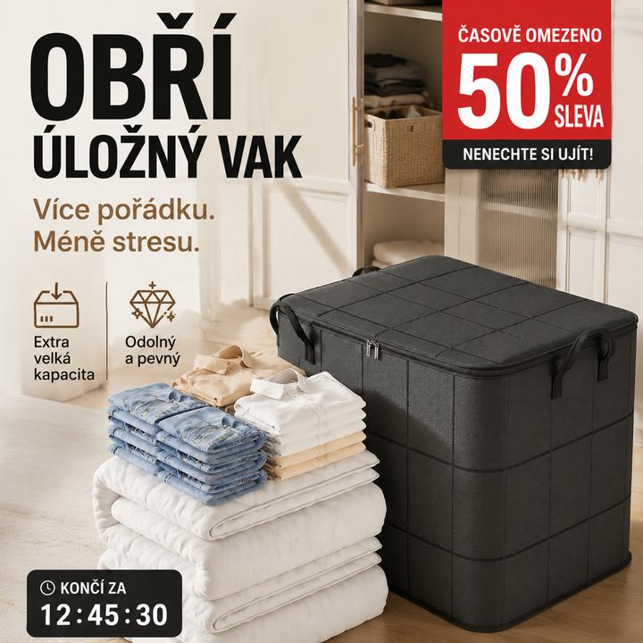 Zavřený černý úložný vak s úchyty, vedle něj hromádka složených džínů, košil a bílých přikrývek v bytě. 4
