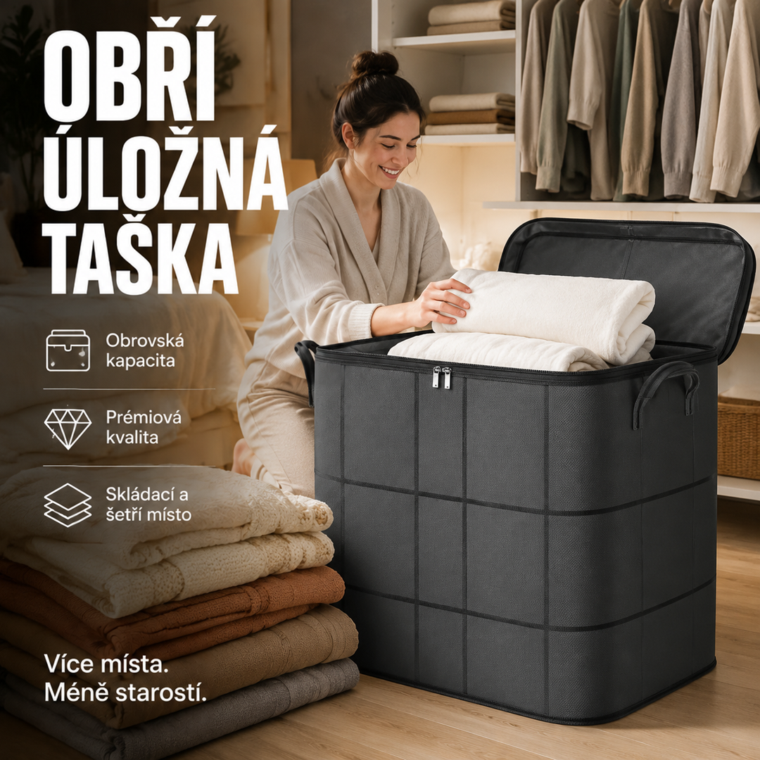 Žena si klekla k otevřenému černému úložnému vaku s úchyty a ukládá do něj složenou bílou přikrývku v šatně. 1