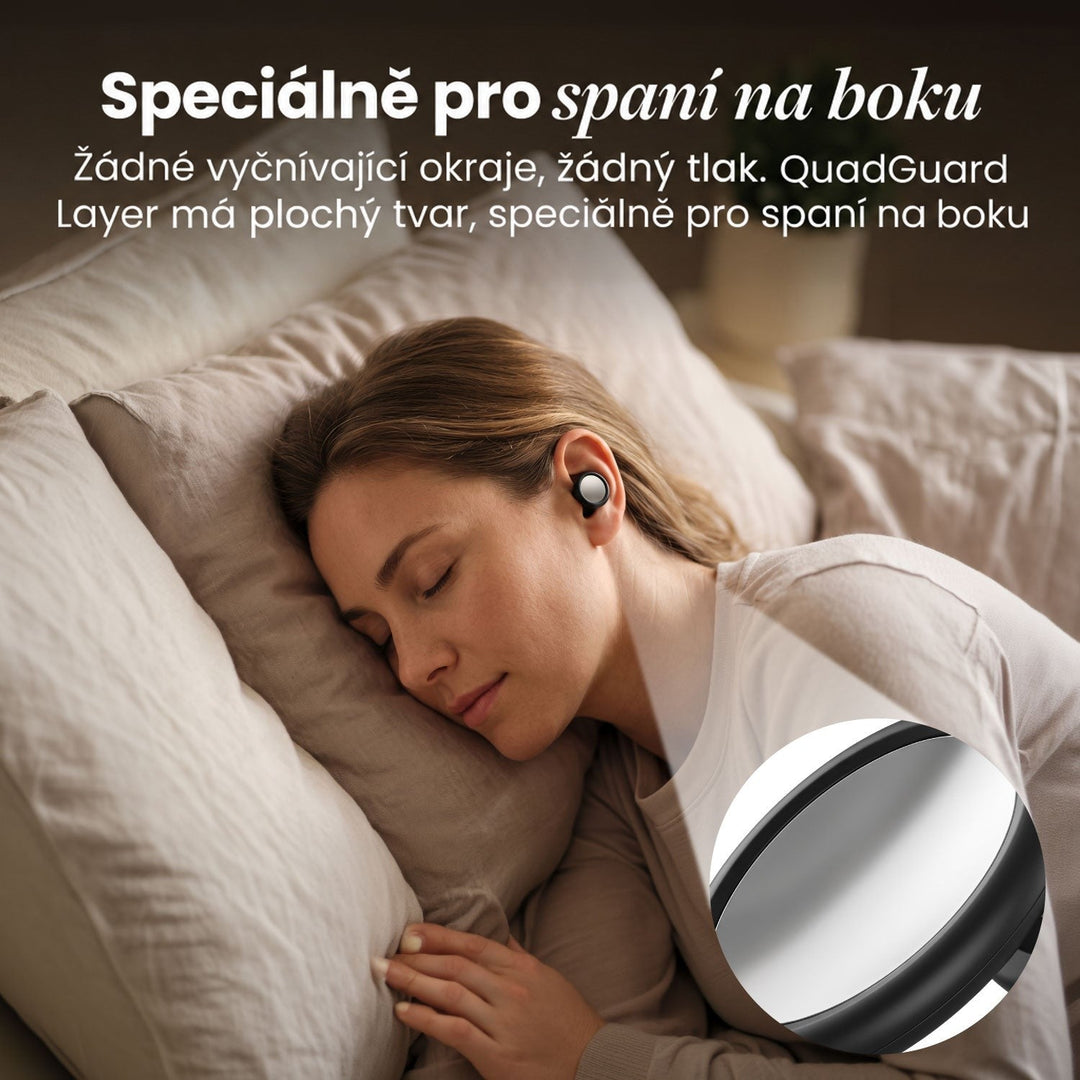 Žena spí na boku s černým špuntem v uchu, v kruhovém výřezu zblízka plochá lesklá vnější část. 7