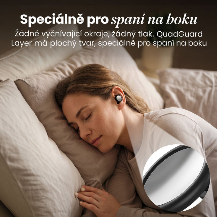 Žena spí na boku s černým špuntem v uchu, v kruhovém výřezu zblízka plochá lesklá vnější část. 7