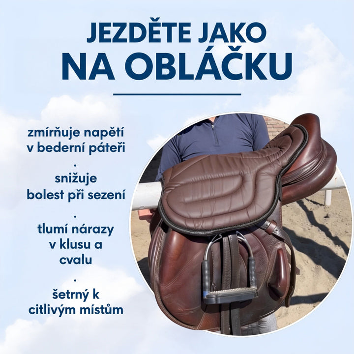 Muž drží hnědý skokový sedlo s nasazeným hnědým podsedákem a třmenem na písku 4