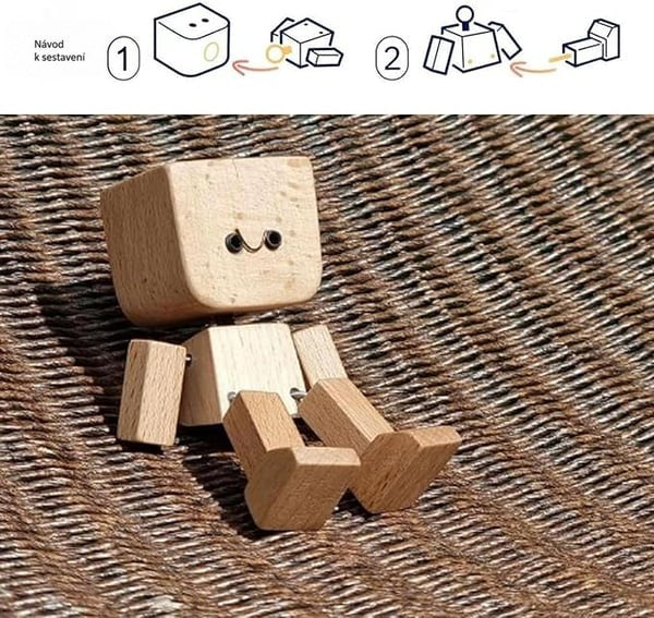 Dřevěná figurka s úsměvem na pletené hnědé podložce, nahoře schéma sestavení ve dvou krocích. 9
