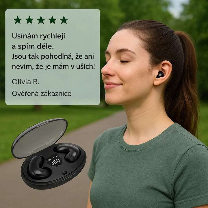 Usmívající se žena v parku se sluchátkem v uchu a otevřené nabíjecí pouzdro s displejem 7
