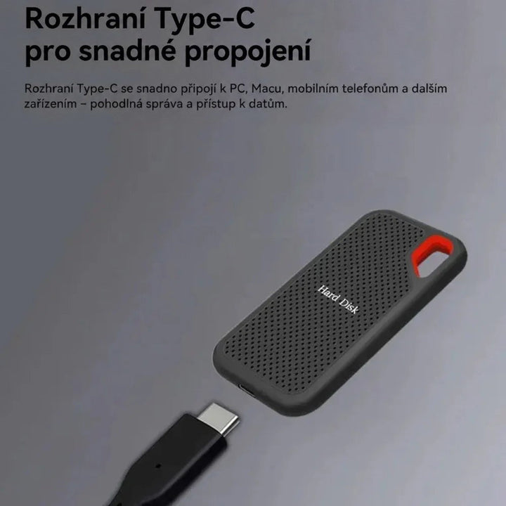 Disk a kabel s konektorem USB-C těsně před zapojením, nad nimi popis připojení 3