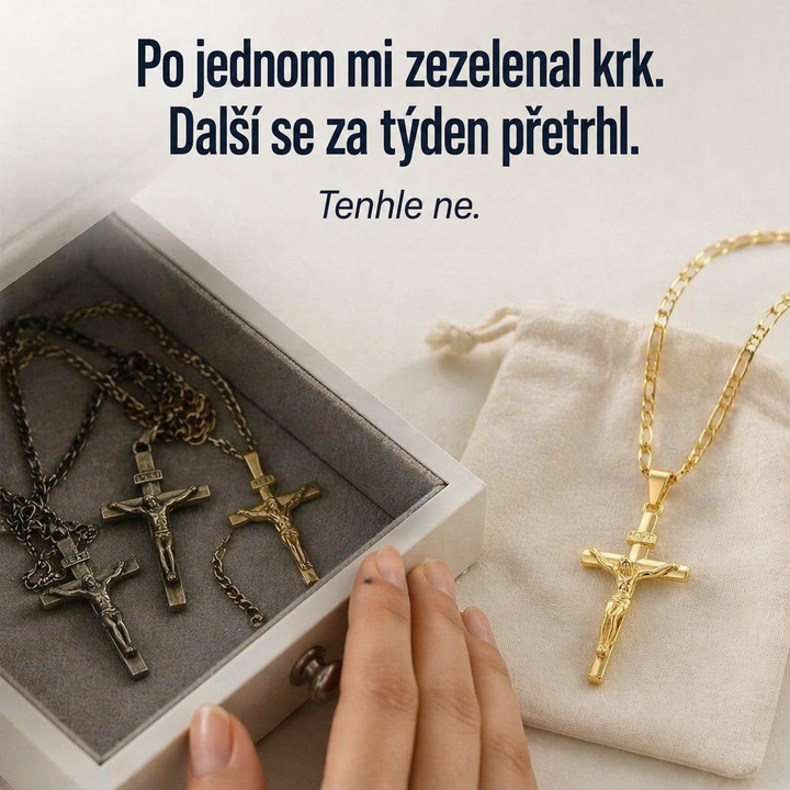 Zlatý krucifix na textilním pytlíčku vedle šperkovnice s několika ztmavlými starými kříži 3