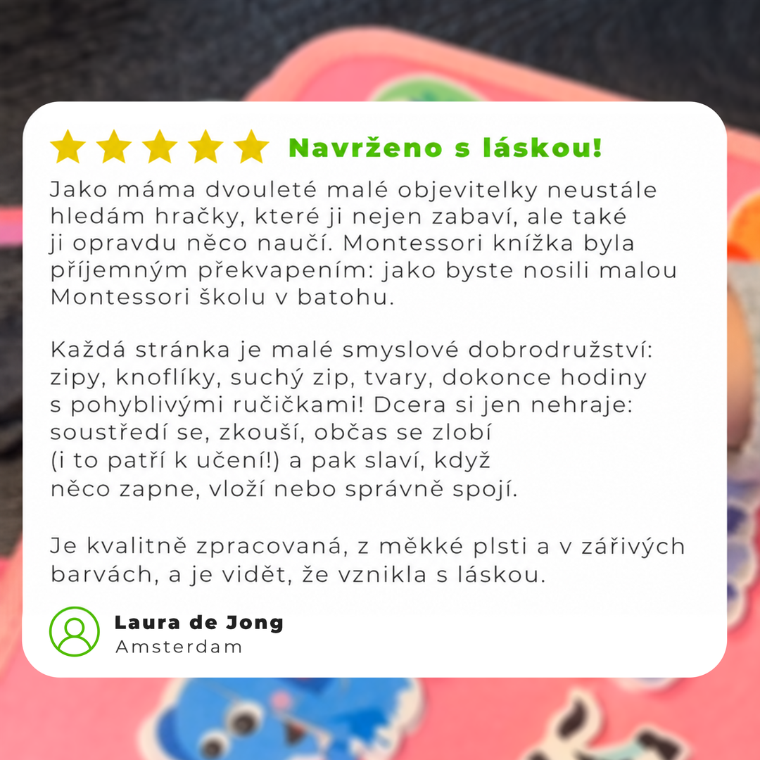 Pětihvězdičkové hodnocení spokojené zákaznice s textem recenze přes rozmazanou fotku růžové plstěné knížky 11