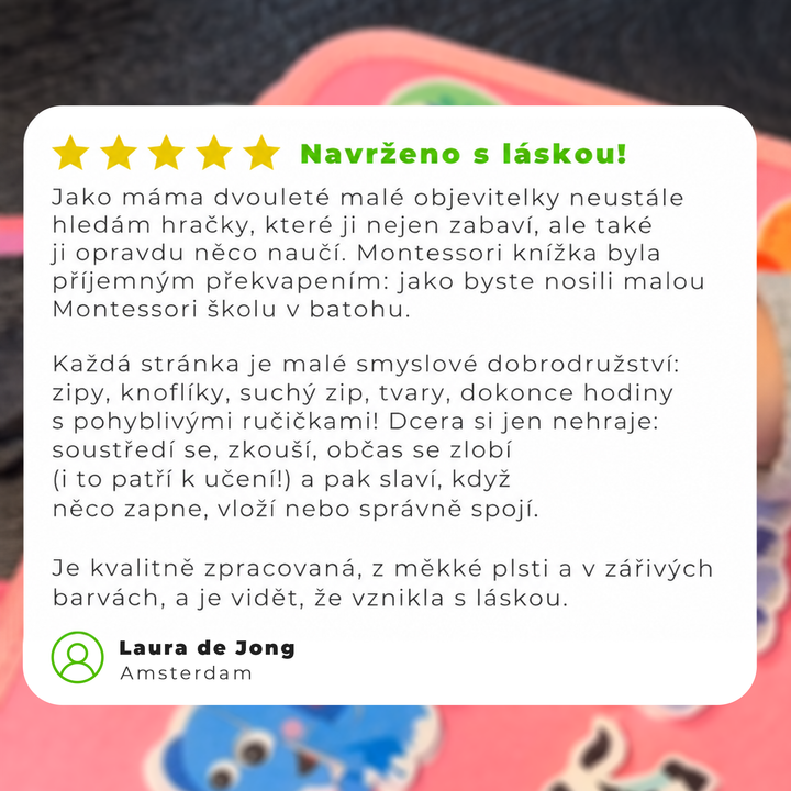 Pětihvězdičkové hodnocení spokojené zákaznice s textem recenze přes rozmazanou fotku růžové plstěné knížky 11