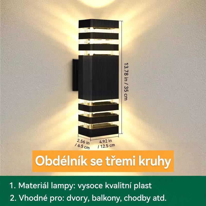 Hranaté svítidlo se třemi světelnými pásy na každém konci, uvedené rozměry výšky, šířky a hloubky 18