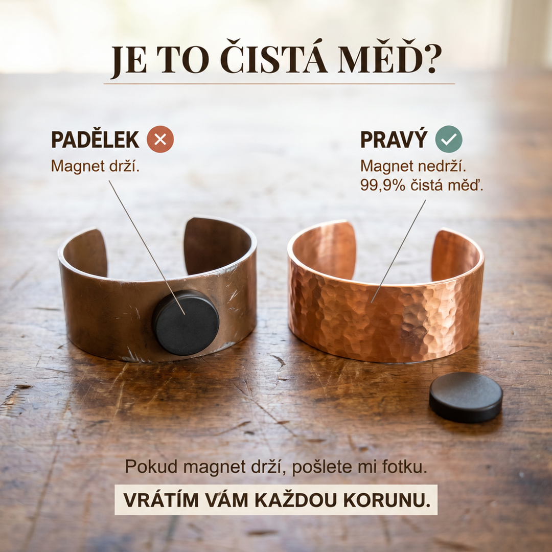 Srovnávací obrázek dvou širokých měděných náramků na dřevěném stole, vlevo tmavší s přichyceným magnetem, vpravo kladivkovaný s volným magnetem. 3