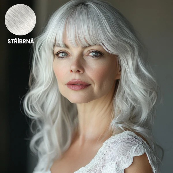 Starší žena s vlnitými stříbrnobílými vlasy a ofinou, vzorek stříbrného odstínu v rohu 10