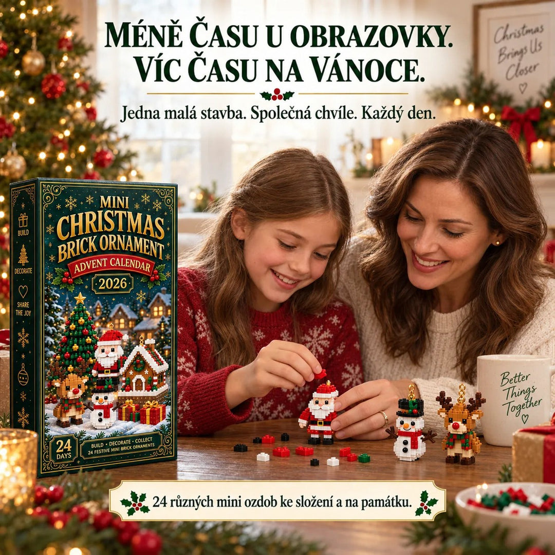 Matka s dcerou se u stolu usmívají a skládají z kostek vánoční ozdobu Santa Clause, vedle stojí zelená krabice kalendáře. 1