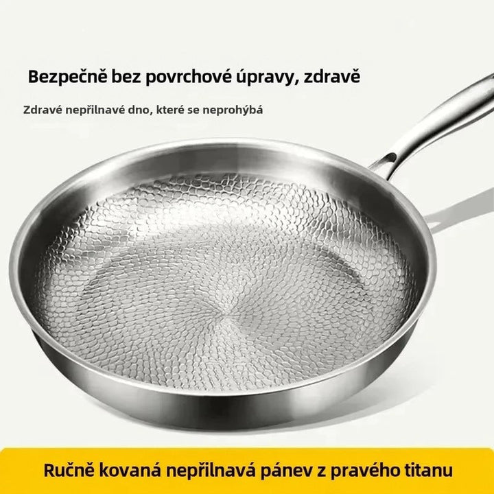 Detail kladívkového vzoru uvnitř pánve s úchytem; fotografie obsahuje popisné nápisy o titanu a nepřilnavém povrchu. 5