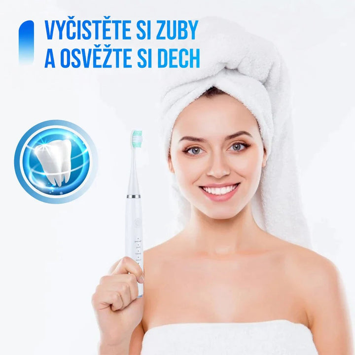 Usmívající se žena s ručníkem na vlasech drží bílý přístroj s malou hlavicí kartáčku, vedle je ikona lesklého zubu. 1