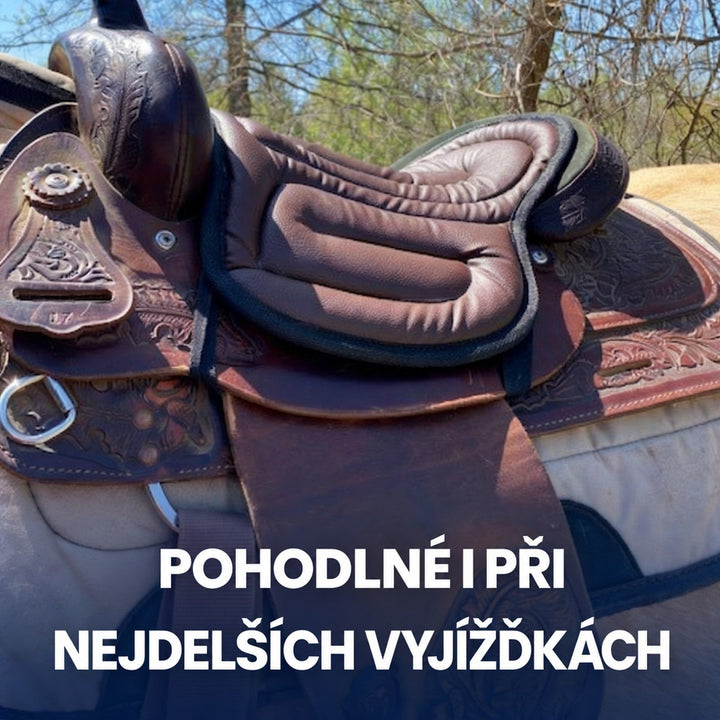 Hnědý podsedák na zdobeném westernovém sedle v lese, jak vypadá při delší vyjížďce 3