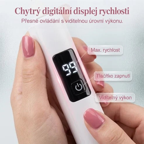 Detail digitálního displeje a tlačítka zapnutí v ruce s růžově nalakovanými nehty 5