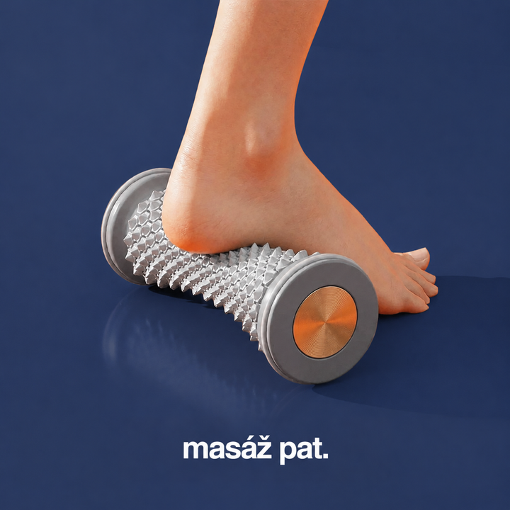 Pata stojí na válečku s ostrými výstupky, ukázka masáže paty 5