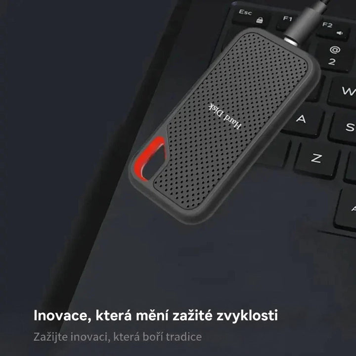 Disk připojený kabelem k notebooku, leží na klávesnici; v dolní části je promo nápis 2