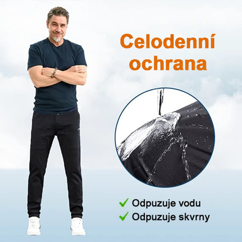 Muž v černých kalhotách se zkříženýma rukama a detail vody stékající po tkanině 14