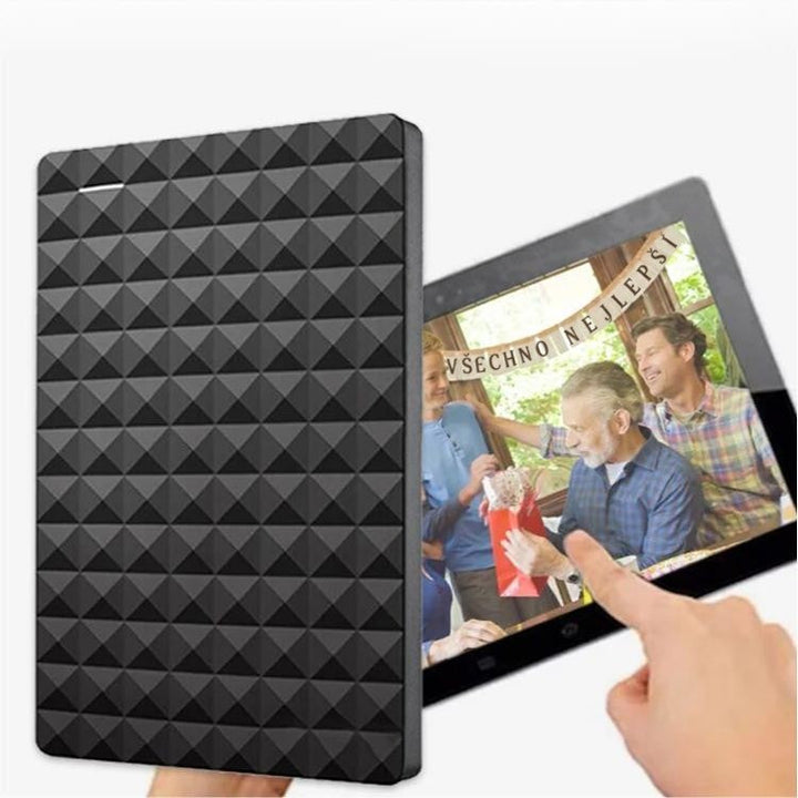 Černý disk vedle tabletu, na jehož displeji se zobrazuje rodinná fotka z oslavy 3