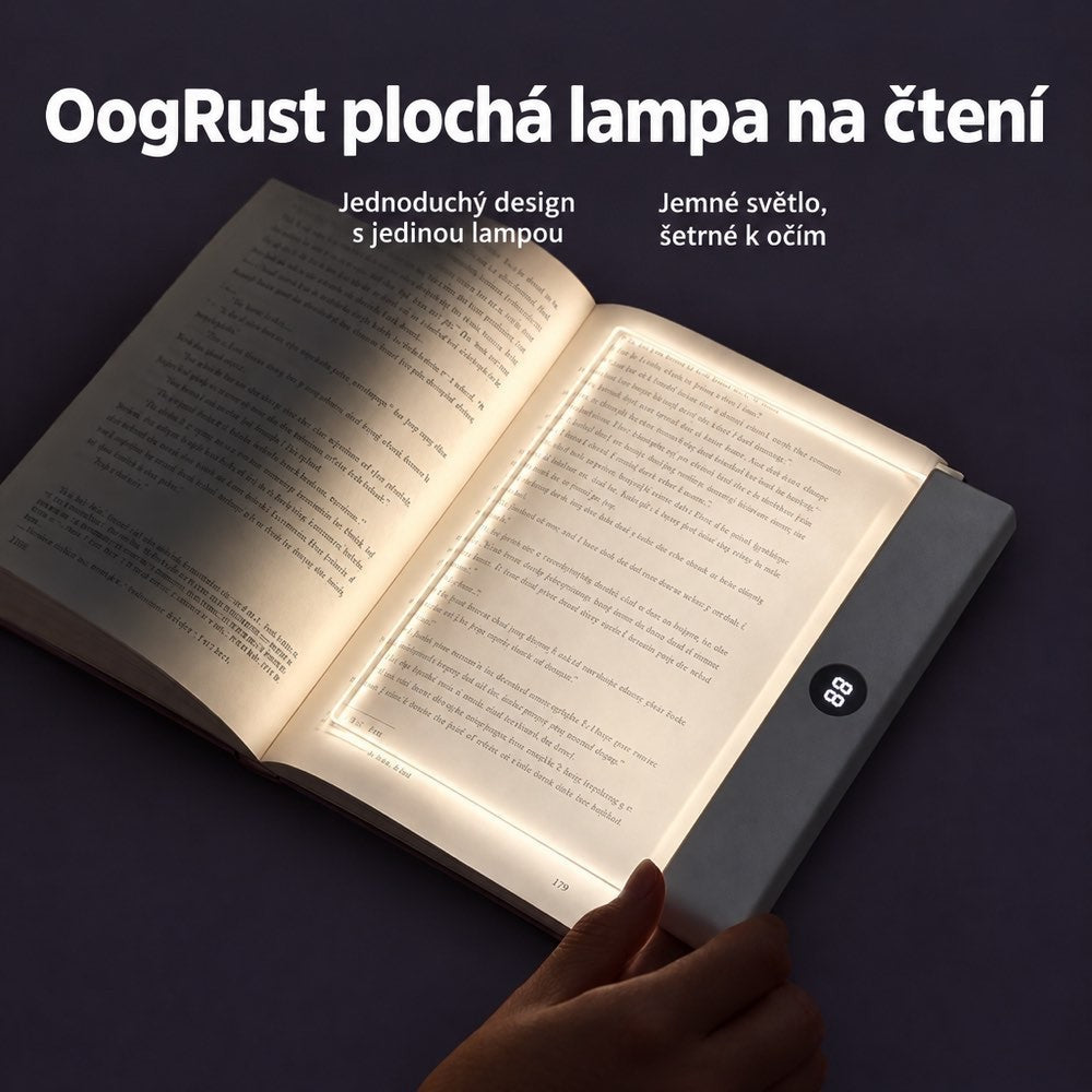 Plochá svítící destička leží na otevřené knize, ruka drží okraj a stránka je zalitá měkkým světlem 1