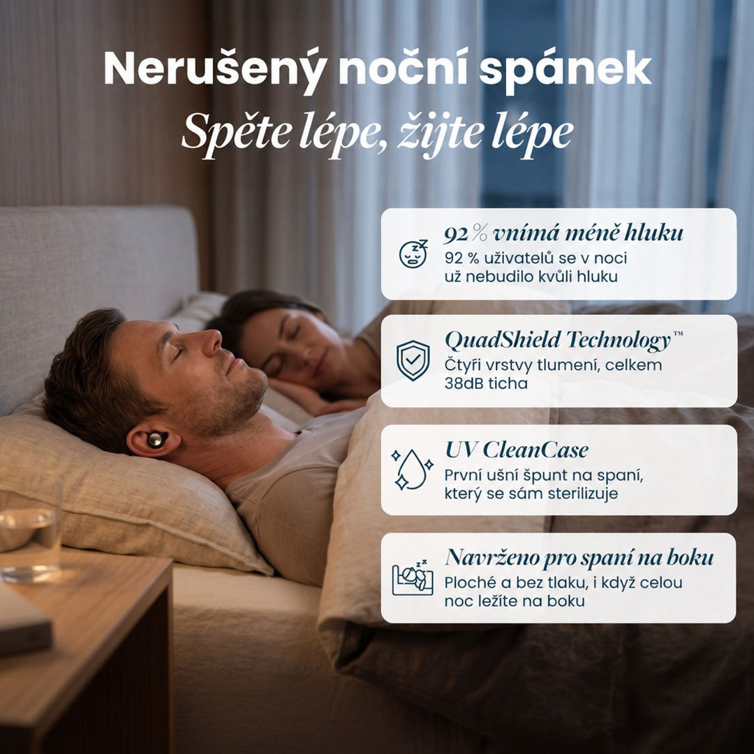 Muž a žena spokojeně spí v posteli, muž má ve vnějším uchu černý špunt, vedle jsou čtyři přehledné výhody. 2