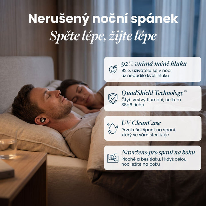 Muž a žena spokojeně spí v posteli, muž má ve vnějším uchu černý špunt, vedle jsou čtyři přehledné výhody. 2