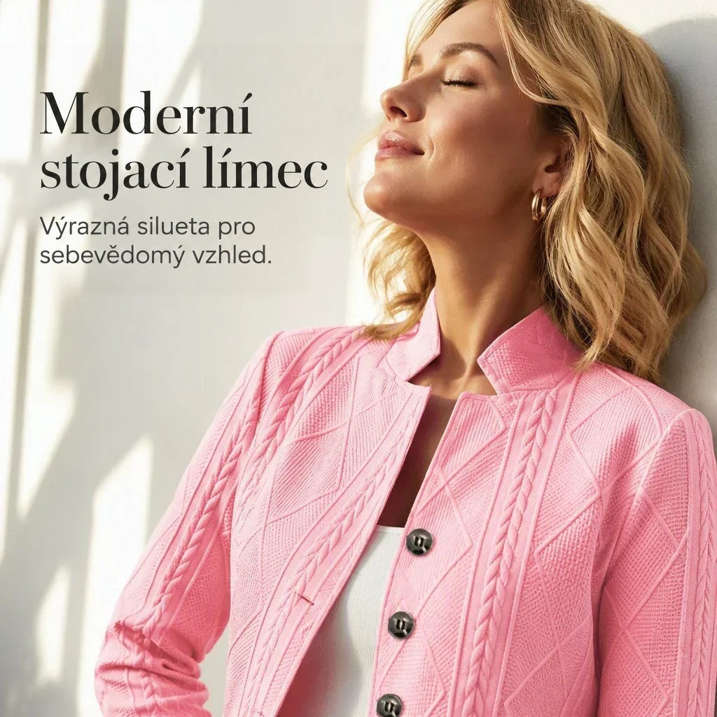 Detail růžového saka se stojáčkem a knoflíky na ženě s zavřenýma očima opřené o světlou zeď. 19