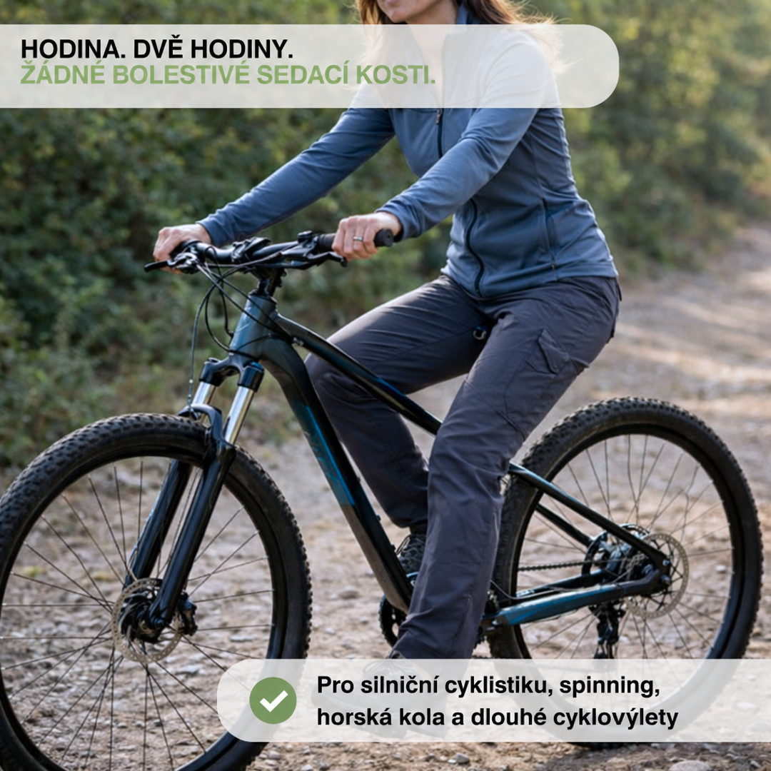 Žena v modré mikině a šedých kalhotách jede na horském kole po lesní cestě 4