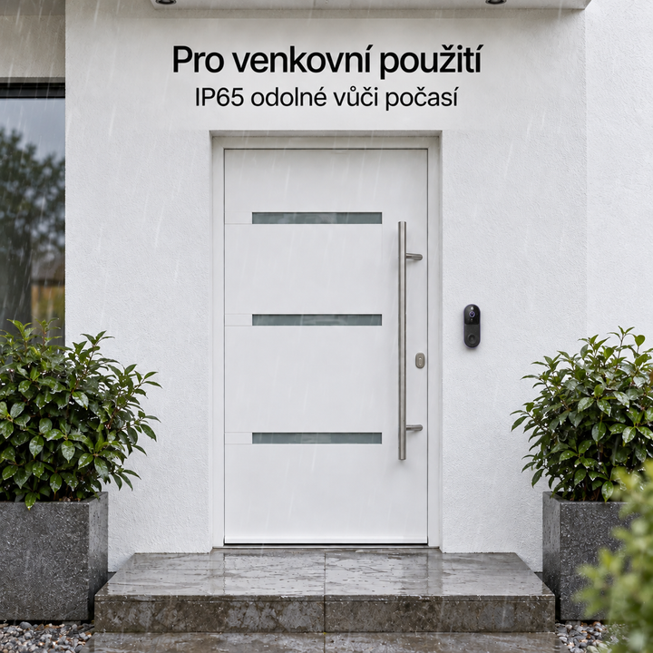 Zvonek s kamerou vedle bílých dveří domu za deště, ukázka odolnosti proti povětrnostním vlivům 4
