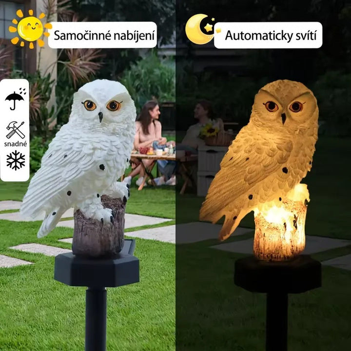 Srovnání bílé sovy na zahradě přes den a rozsvícené po setmění, vedle sedí lidé u stolu. 2