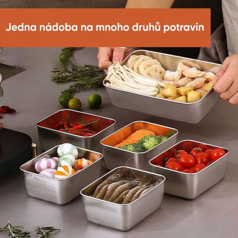 Několik nerezových nádob naplněných krevetami, rajčaty, brokolicí, sladkostmi, chilli a houbami na kuchyňské desce. 3