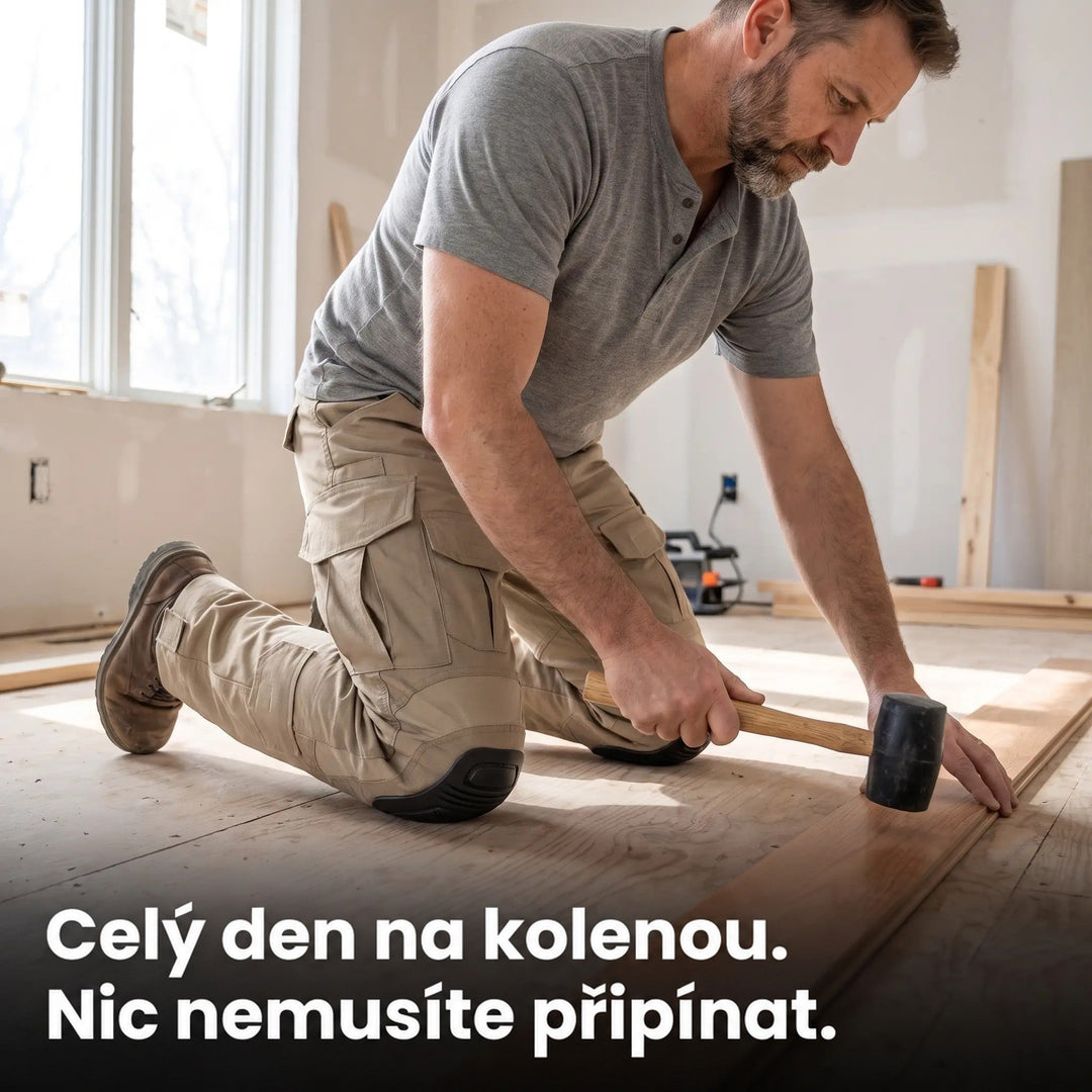 Muž v béžových pracovních kalhotách klečí na podlaze při pokládání dřevěné podlahy gumovou paličkou, kolena chrání pevné chrániče. 3