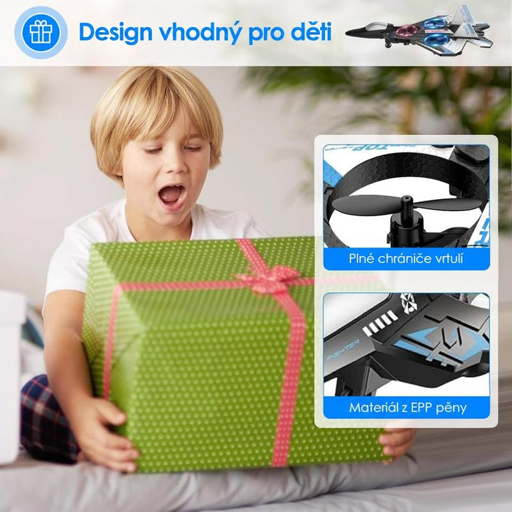 Překvapený chlapec drží zeleně zabalený dárek, vedle jsou detaily ochranných krytů vrtulí a pěnového materiálu letadla. 5