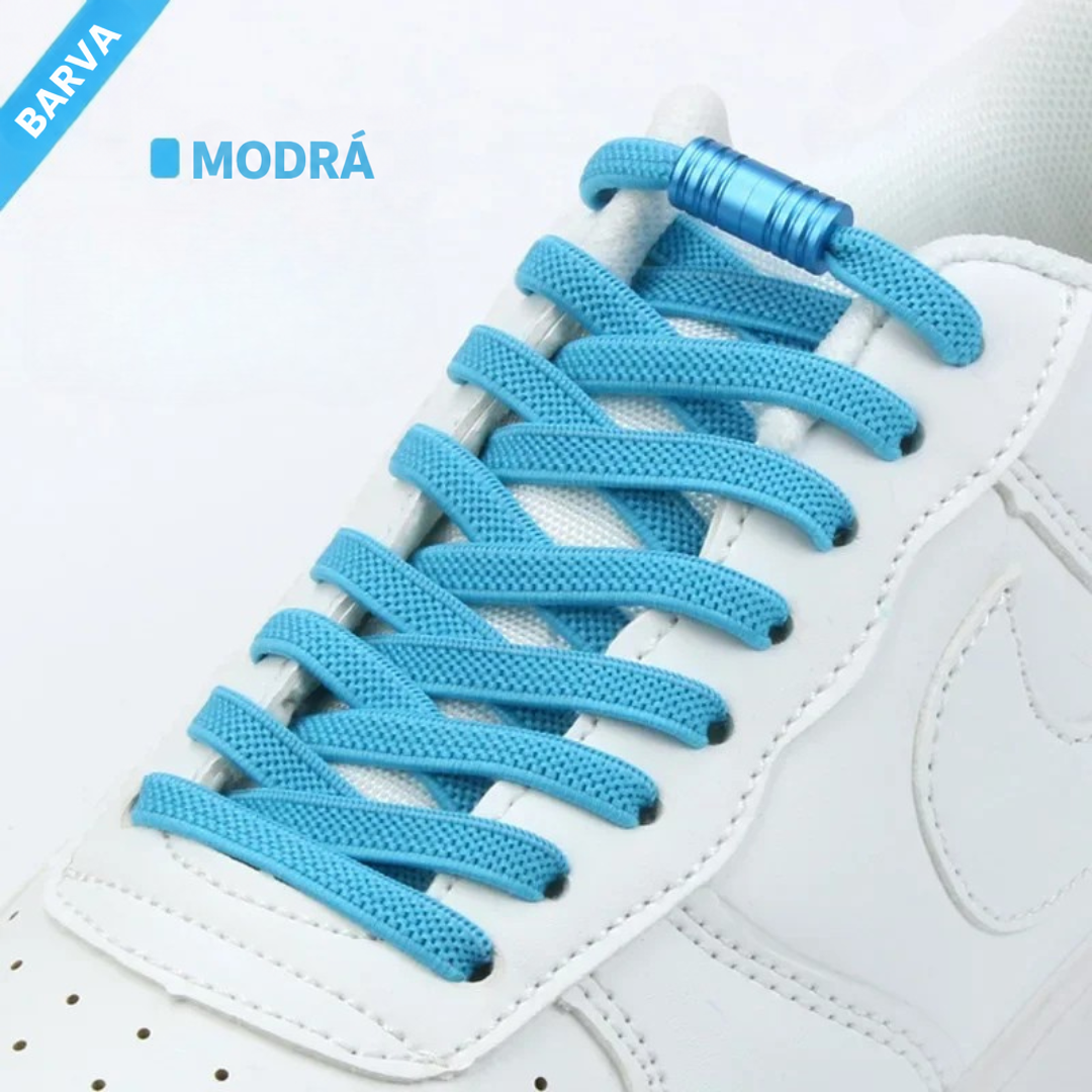 Světle modré ploché elastické tkaničky s kovovou modrou zácvakou provlečené bílou kožovou teniskou, detail zblízka 3