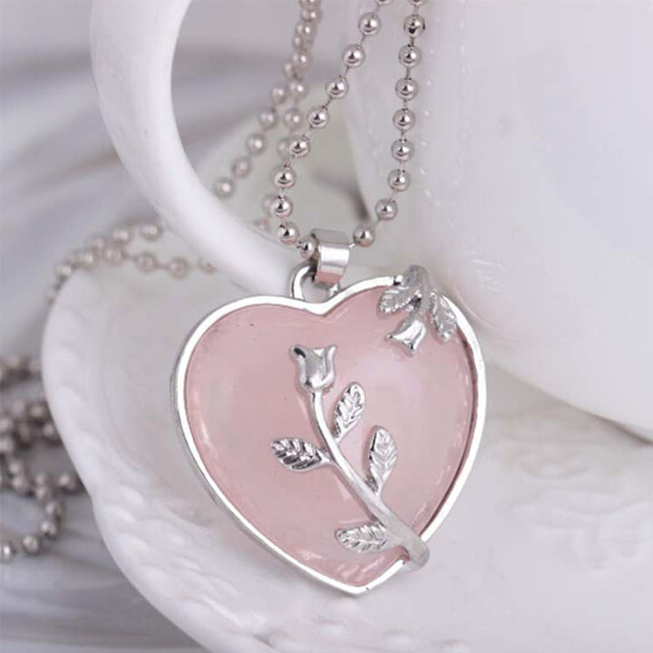 Herzförmiger rosa Anhänger mit Silberblume, Damenhalskette, romantisches Schmuckdesign.
