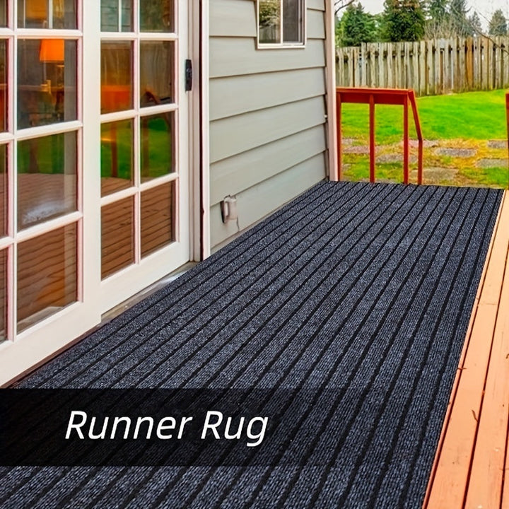 Grauer Outdoor-Läuferteppich auf Terrasse, wetterfest, rutschfest, ideal für Eingangsbereich.