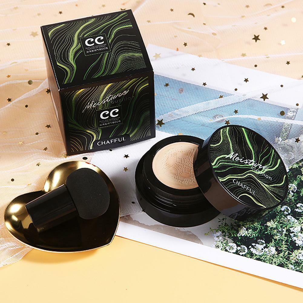 CC Cream Chafful, feuchtigkeitsspendend, mit Pinsel, schwarzer Behälter, dekorativer Hintergrund.