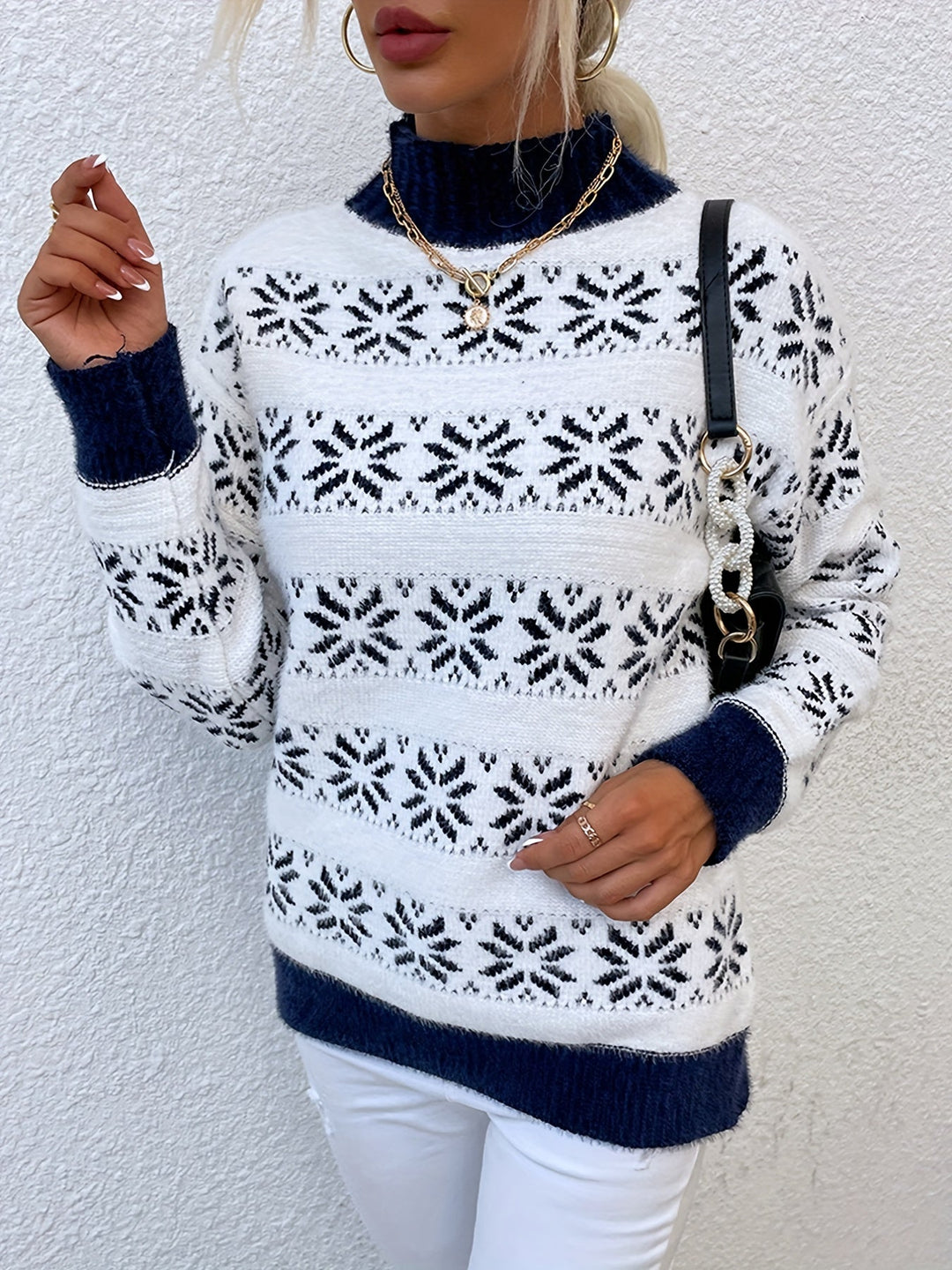 Damenpullover Norweger-Muster, weiß-blau, Strick, Wintermode, Rollkragen, elegant, warm.