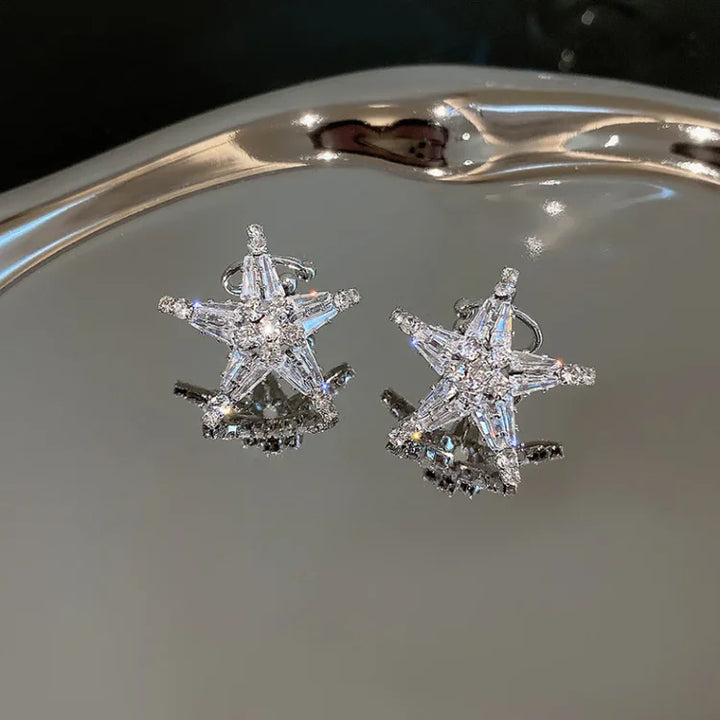 Sternförmige Ohrringe aus Silber mit Kristallen, funkelnd, modisch, eleganter Schmuck.