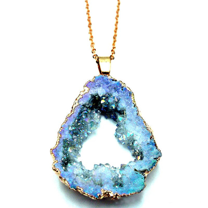 Blauer Achat-Anhänger mit goldener Kette, geodeförmig, funkelnd, modisches Schmuckstück.