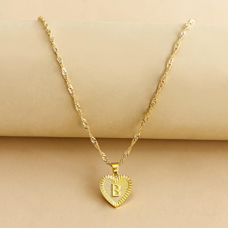 Goldene Herz-Halskette mit Buchstabenanhänger, gedrehtes Kettendesign, eleganter Schmuck.